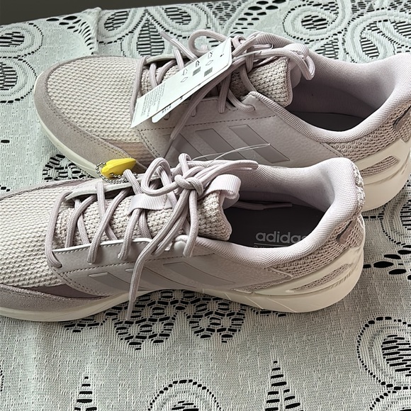 Ladies adidas Sneakers. - Picture 2 of 6